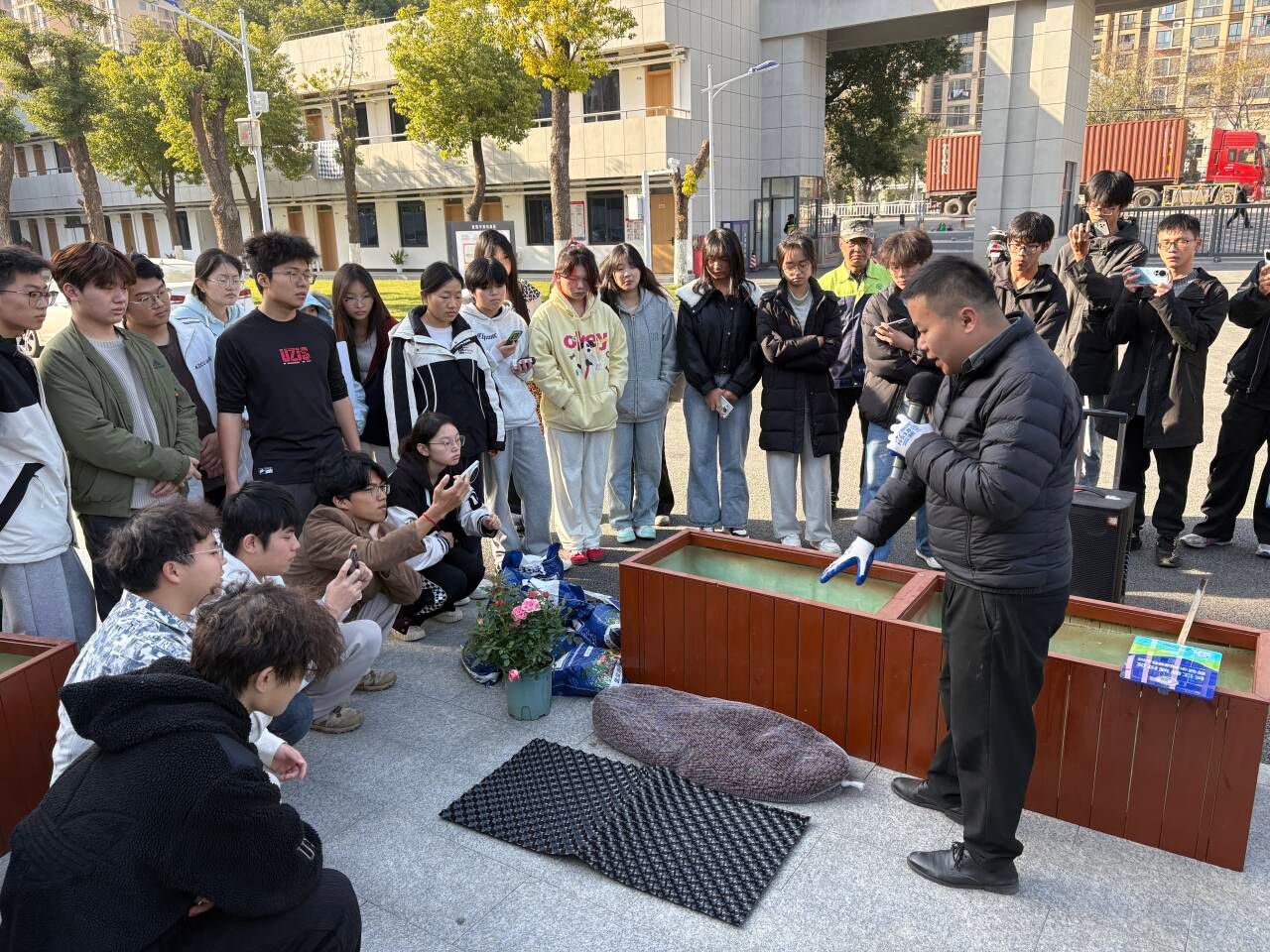 “方寸耕耘,躬行实践”——长江新城校区班级绿植养护实践活动正式启动